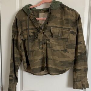 american eagle camo cropped hooded jacket